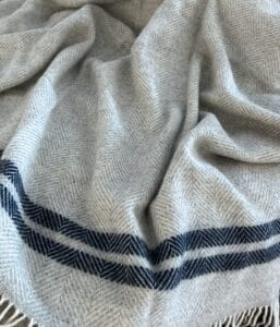 TWEEDMILL/ピュアウール２ラインブランケット【シルバーグレイｘネイビー】