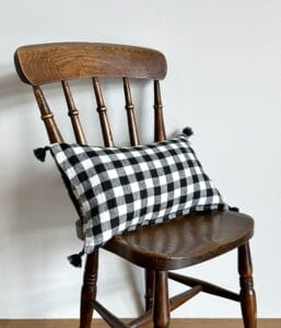 リトアニアリネン タッセル付きスモールクッション【ギンガムチェック】