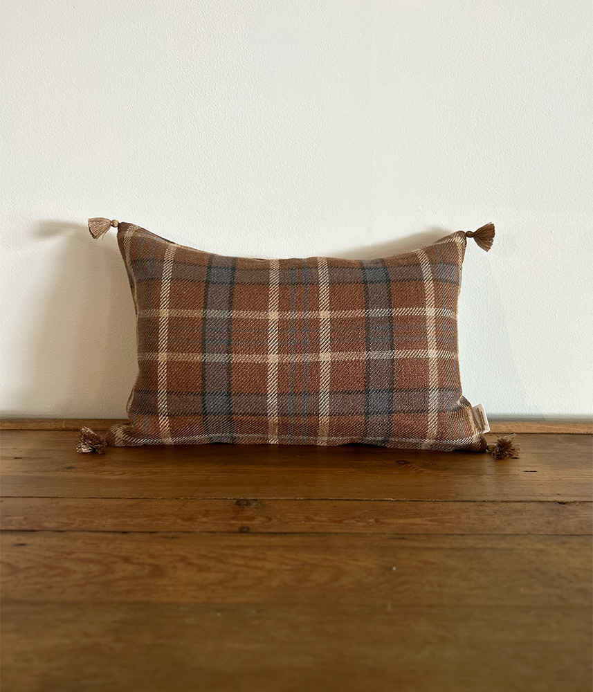 ベルギーリネン タッセル付きスモールクッション【プレイドモカ】