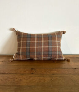 ベルギーリネン タッセル付きスモールクッション【プレイドモカ】