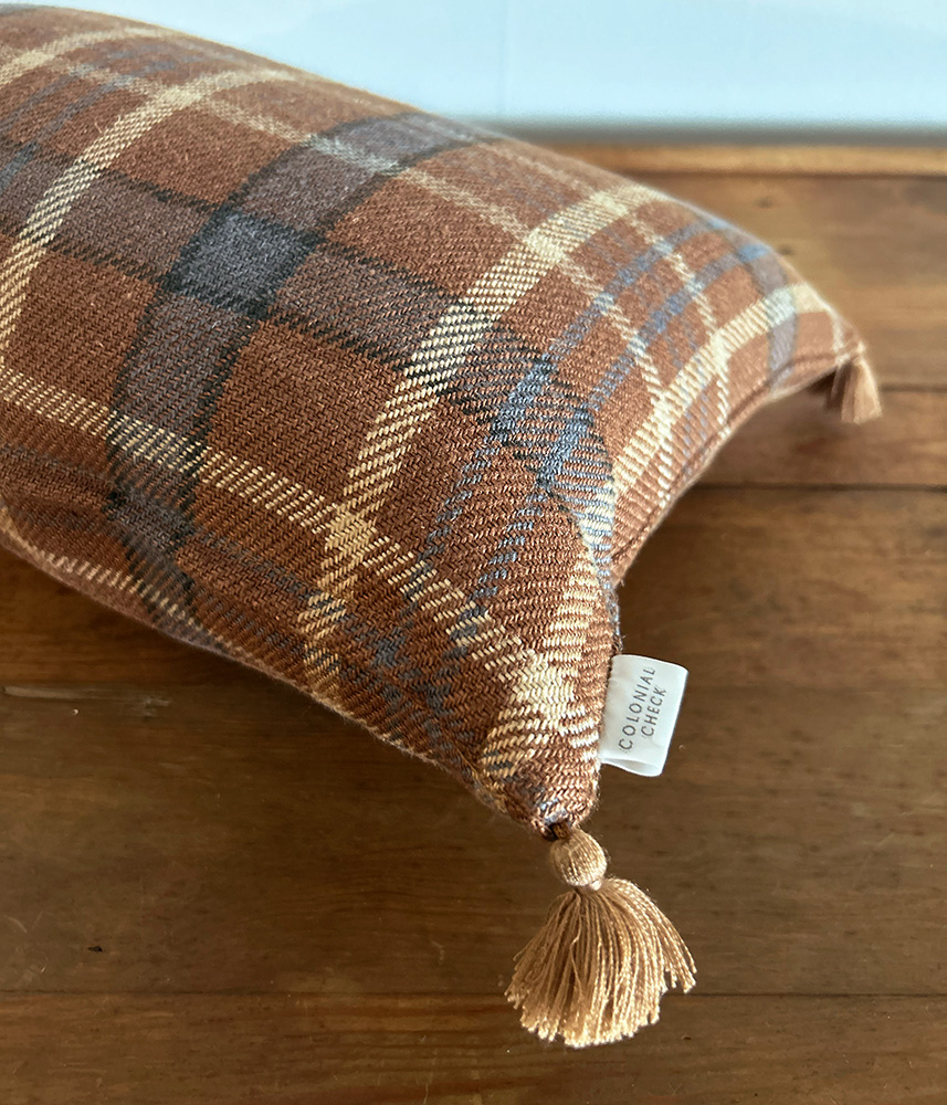 ベルギーリネン タッセル付きスモールクッション【プレイドモカ】