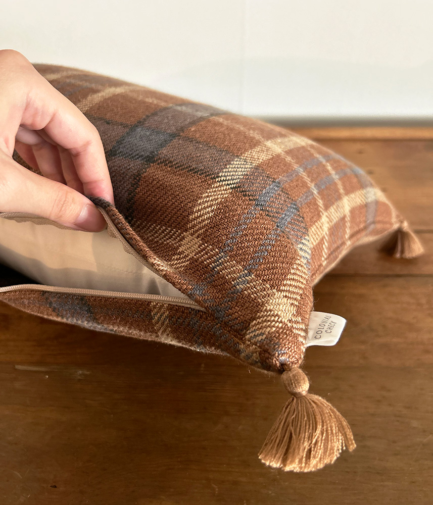 ベルギーリネン タッセル付きスモールクッション【プレイドモカ】