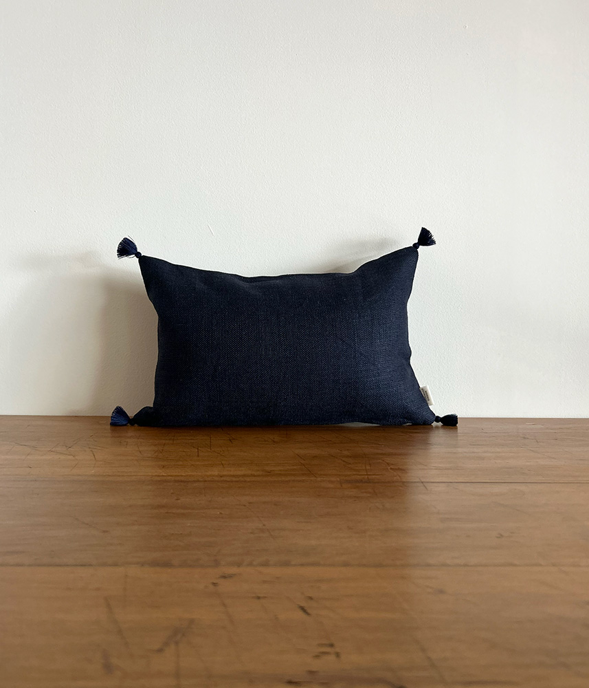 ベルギーリネン タッセル付きスモールクッション【マリンネイビー】