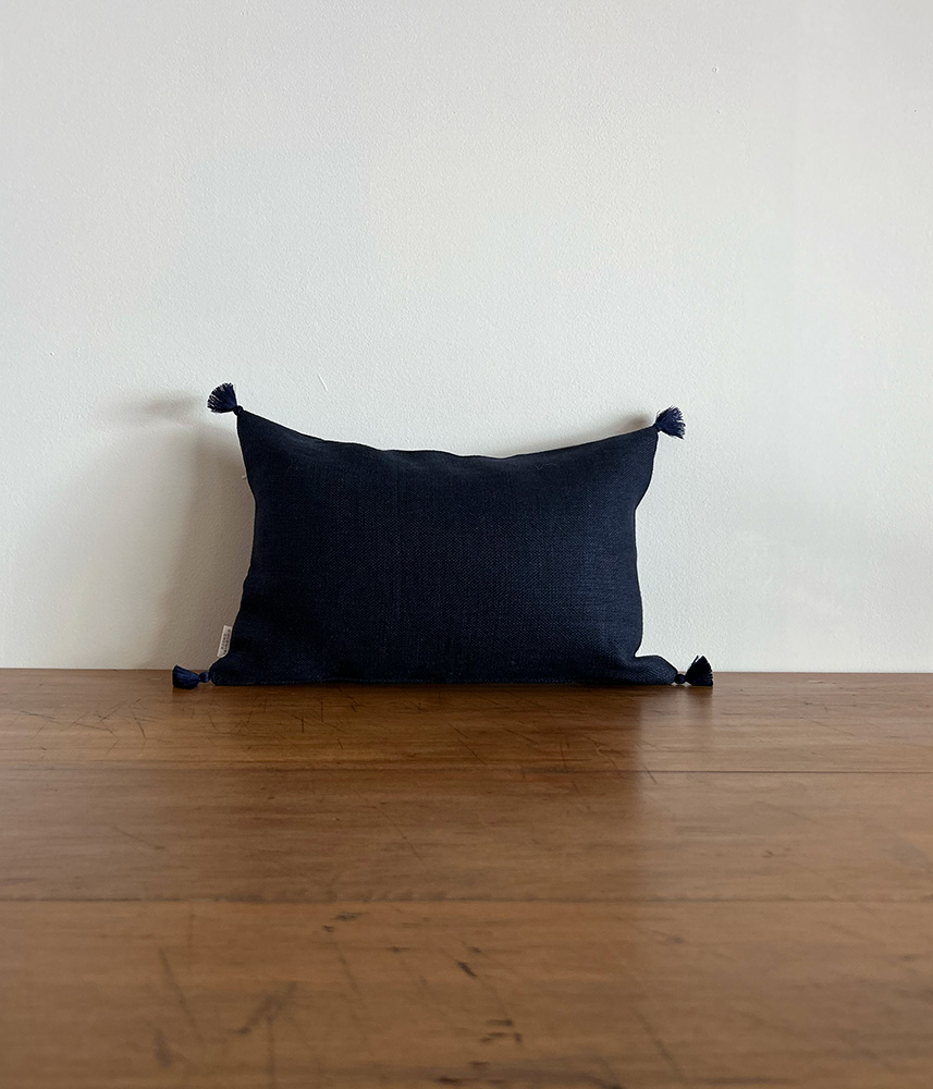 ベルギーリネン タッセル付きスモールクッション【マリンネイビー】