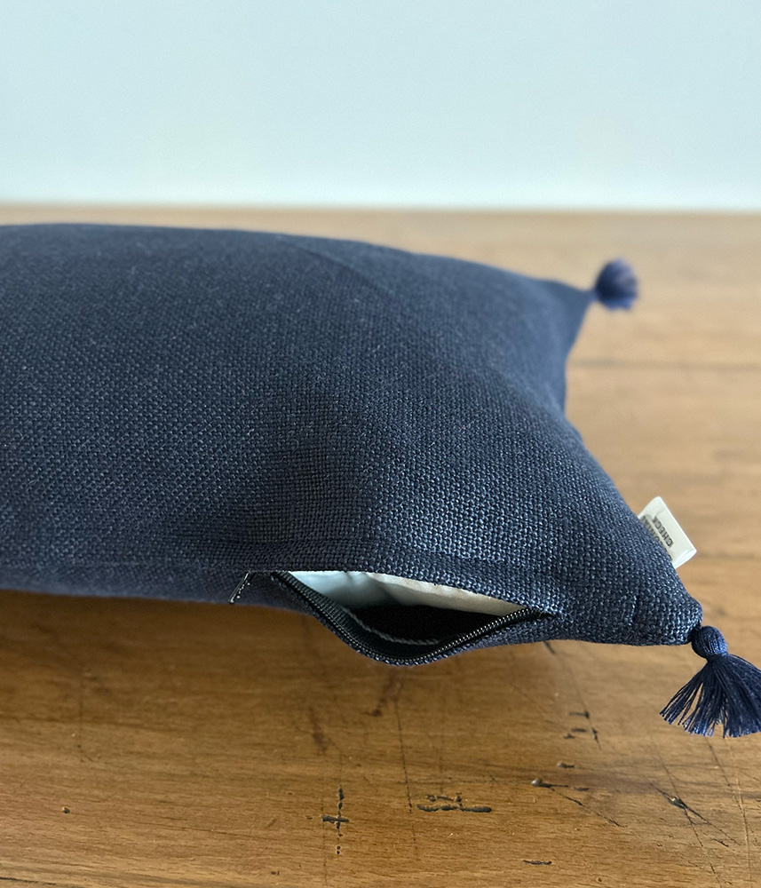 ベルギーリネン タッセル付きスモールクッション【マリンネイビー】