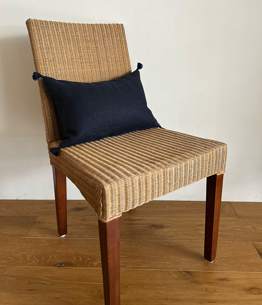 ベルギーリネン タッセル付きスモールクッション【マリンネイビー】