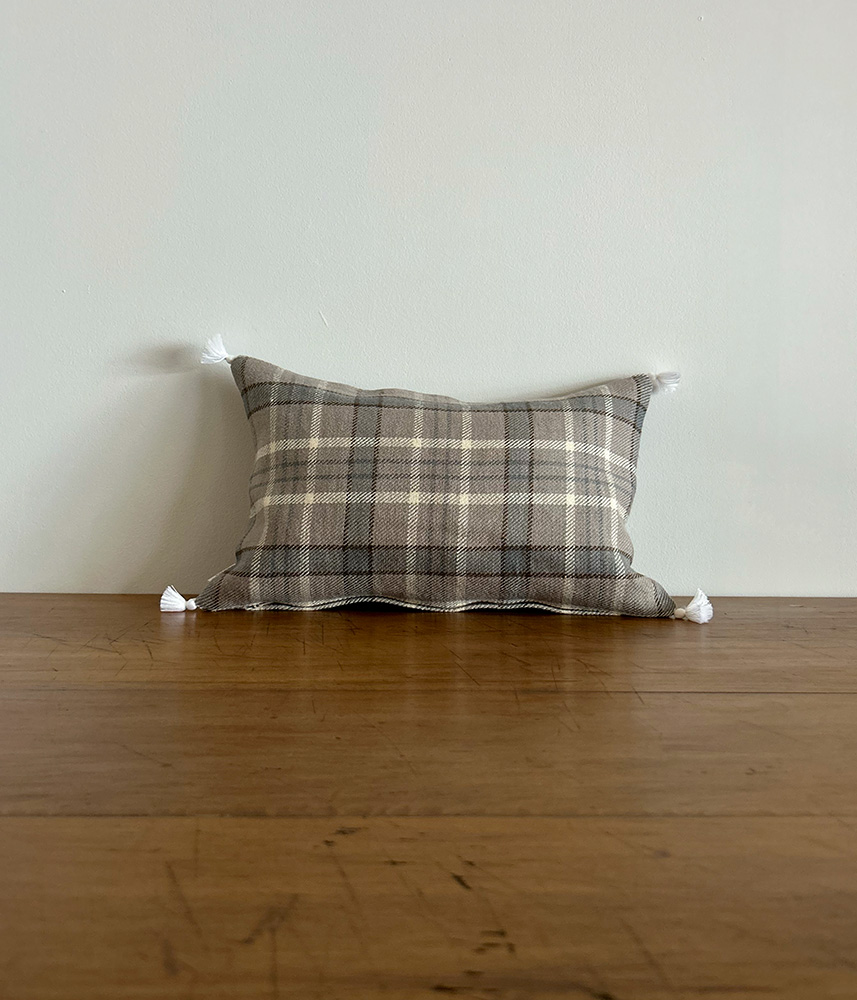 ベルギーリネン タッセル付きスモールクッション【プレイドアエレオ】