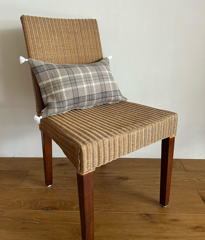 ベルギーリネン タッセル付きスモールクッション【プレイドアエレオ】